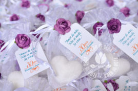 Lembrança dia das Mães - Sabonete de coração no saquinho de organza com tag personalizada com logotipo do cliente