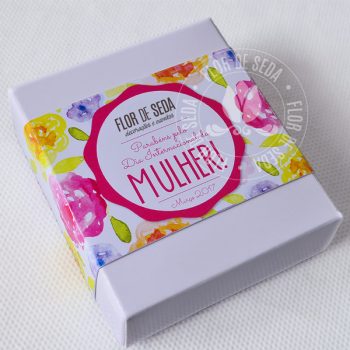 Lembrança dia Internacional da Mulher-Caixa com 2 mini sabonetes de flor e cinta personalizada