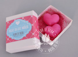 Lembrança dia das Mães - 2 Sabonetes de coração na caixa branca com cinta personalizada com logotipo do cliente