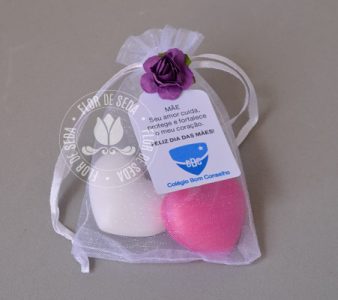 Lembrança dia das Mães - 2 Sabonetes de coração no saquinho de organza com tag personalizada com logotipo do cliente