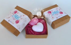 Lembrança dia das Mães - 2 Sabonetes de coração na caixa kraft com cinta personalizada com logotipo do cliente