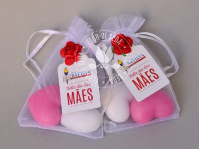 Lembrança dia das Mães - 2 Sabonetes de coração no saquinho de organza com tag personalizada com tag personalizada com logotipo do cliente