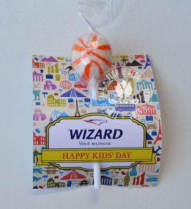 Lembrancinha dia das crianças-Cartão com pirulito personalizado