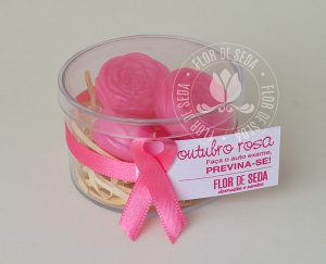 Lembrança Outubro Rosa-Caixa Acrílica com 3 mini sabonetes de flor e tag personalizada