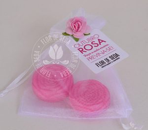 Lembrança Outubro Rosa-Saco de organza com 2 mini sabonetes de flor e tag personalizada
