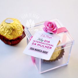 Lembrança Caixa Acrilica com 1 bombom Ferrero Rocher e tag personalizada