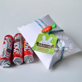 Lembranças para Páscoa-Mini embalagem Branca envelope com chocolate Baton com tag personalizada