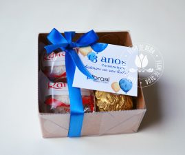 Aniversário empresa - brinde corporativo - Caixa com bombons e tag personalizada