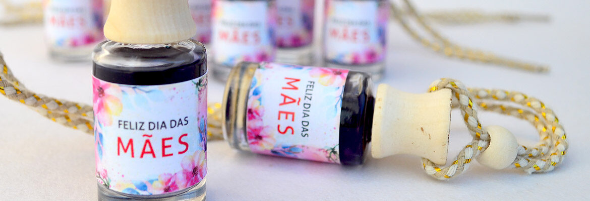 Dia das Mães: Onde o carinho encontra o profissionalismo. Mais que um brinde, um gesto de admiração. Apresentamos nosso catálogo especial para o Dia das Mães, com opções criativas e elegantes para o setor corporativo. Descubra como elevar o padrão das suas campanhas com lembranças que suas clientes e colaboradoras vão amar usar e exibir.