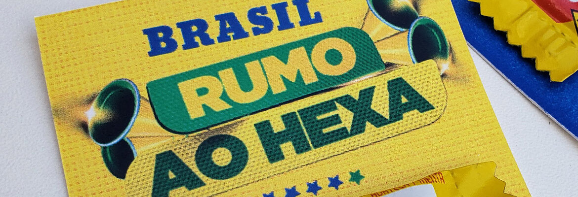 Copa 2026: Sua marca no ritmo da nossa torcida! A maior paixão nacional está de volta e a busca pelo Hexa já começou! Preparamos uma seleção exclusiva de brindes para que sua empresa entre em campo com estilo, unindo colaboradores e clientes em uma só voz. Explore nosso portfólio e vista a camisa da vitória com a gente!